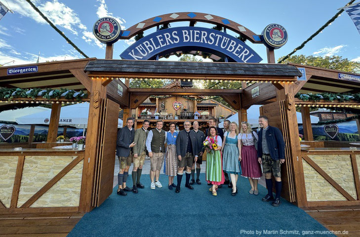 Kübler's Bierstüberl steht beim Oktoberfest 2025 am Haupteingang der Wirtsbudenstraße vis à vis dem Marstall 